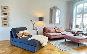 Helle Altbauwohnung mit Balkon im Briller Viertel
